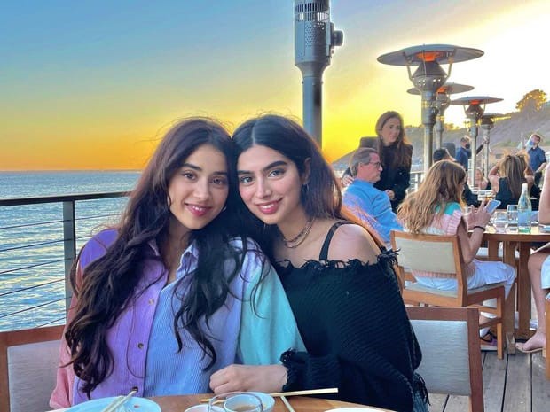 Janhvi Kapoor and Khushi Kapoor are sibling goals in new picture